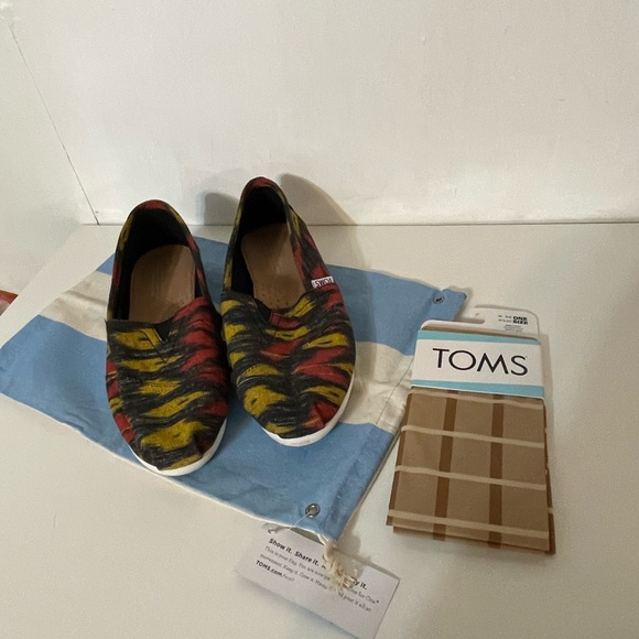 Toms Slip Ons - Picture 1 of 10